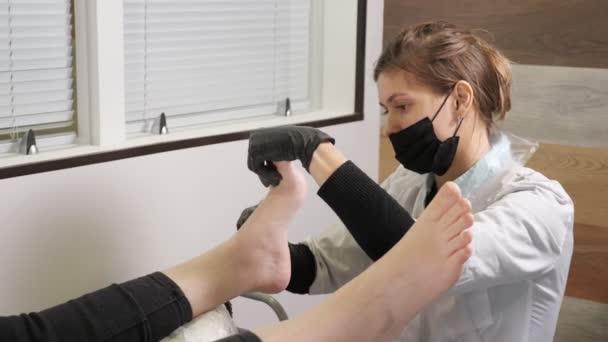 Meester doet hardware pedicure. Schoonheidssalon — Stockvideo