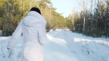 Koyu tenli kadın orman yolunda koşar geriye bakar