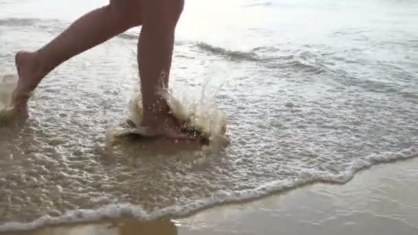 Câmera lenta de pés femininos caminha ao longo da praia do oceano — Vídeo de Stock