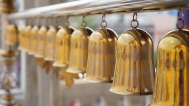 Bangkok 'ta güzel altın geleneksel Budist çanları