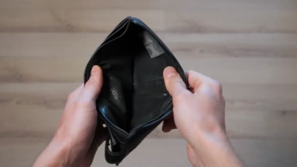 Man händer öppna tom svart plånbok — Stockvideo