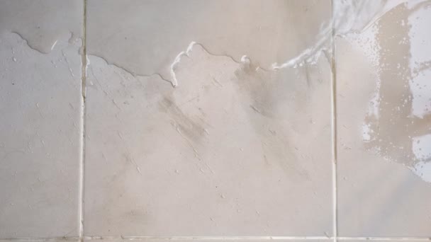 Água transparente se espalha por todo o piso azulejo branco — Vídeo de Stock