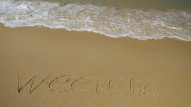 Deniz dalgası yazı haftasonunu silip süpürüyor. Hızlı dinlenme konsepti. Yavaş çekim