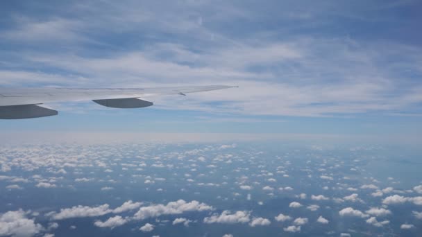 Nuvens bonitas e asa de avião da janela com um céu azul agradável — Vídeo de Stock