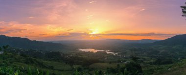 Panorama. Khao Kho District, Tayland: Phetchabun il gündoğumu ve günbatımı sırasında çevre doğal güzelliği