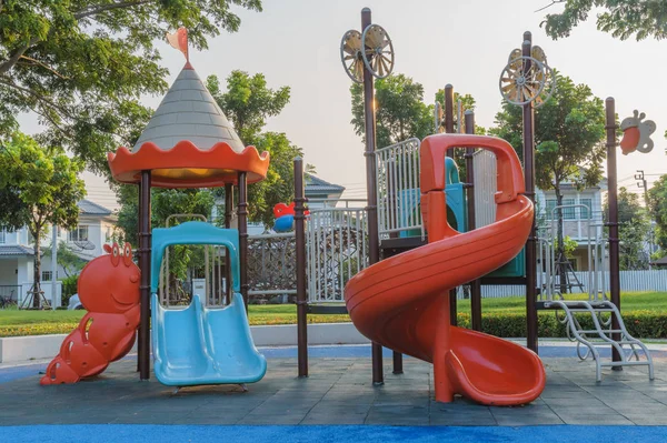 정원에서 다채로운 공용 놀이터 — 스톡 사진