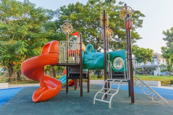정원에서 다채로운 공용 놀이터 — 스톡 사진