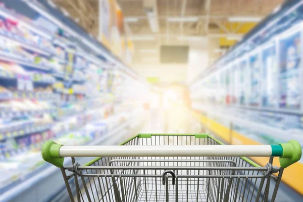 Boş yeşil alışveriş arabasıyla süpermarket koridoru