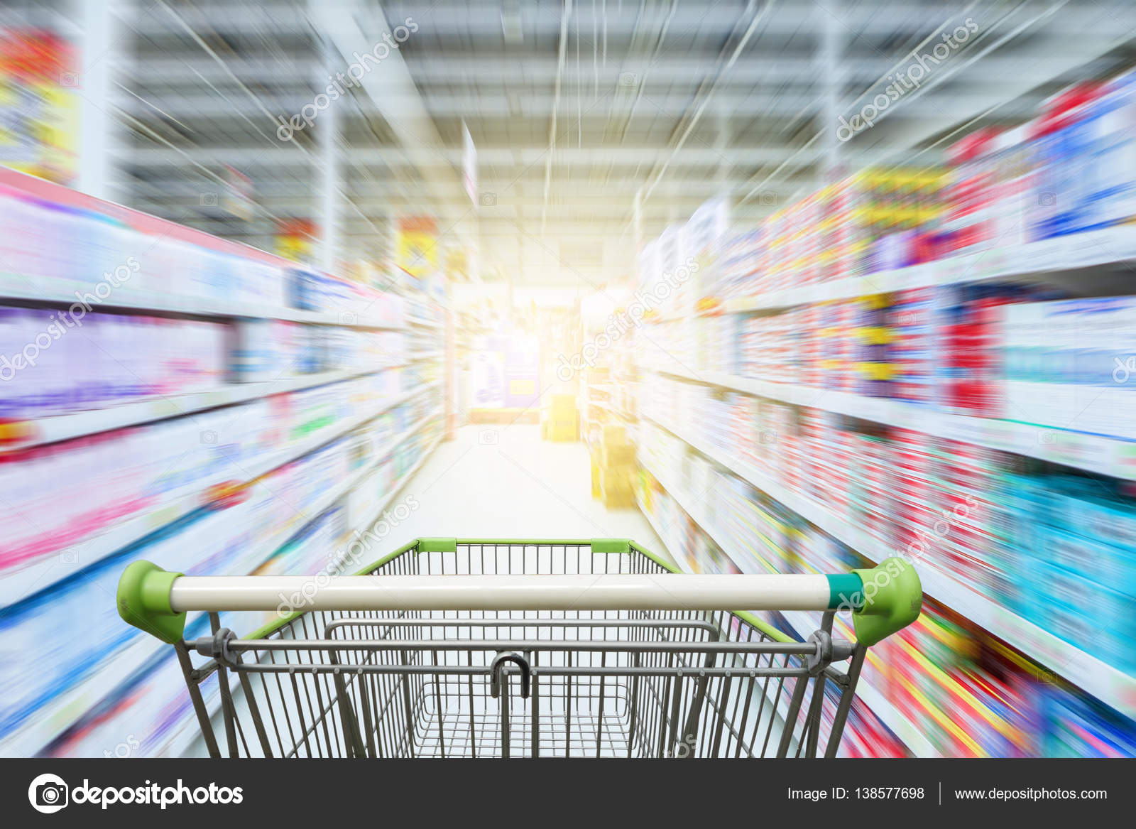 Supermercado pasillo con carro de compras verde vacío: fotografía de