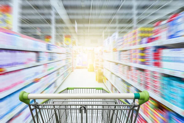 Boş yeşil alışveriş arabasıyla süpermarket koridoru