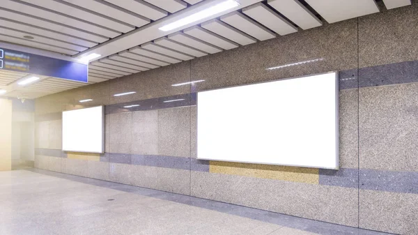 Metrodaki boş reklam panosu. Reklamınız için kullanışlı.