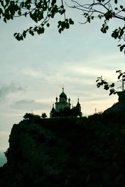 夕方の光の中のフォロス教会 クリミア ウクライナブラッシュシルエットとケープからのフレーム — ストック写真