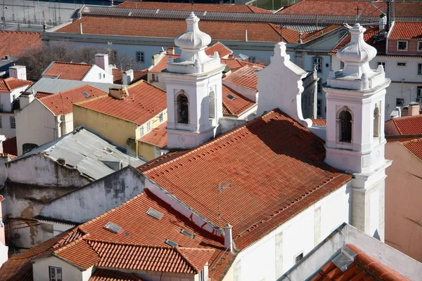 Nézd Meg Lisszaboni Narancs Kerámia Zsindely Tetők Két Fehér Templom Stock Kép