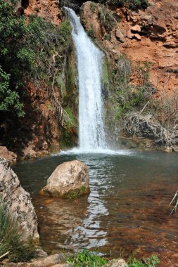 Küçük nehirde şelale. Portekiz. Parque doğal yapmak Vale do Guadiana.