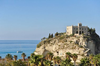 Akşam saatinde kaya üzerinde Tropea Kilisesi Binası.