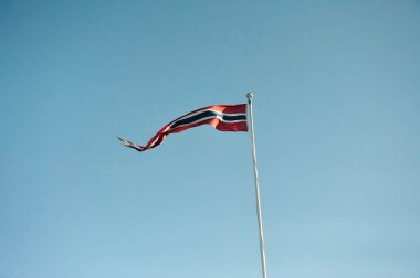 Norveç bayrağı mavi gökyüzünde izole