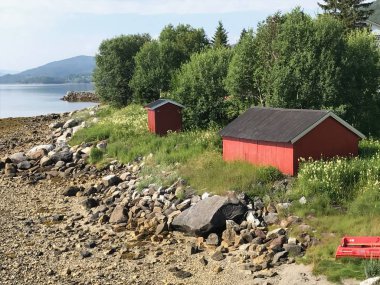 Norveç fiyort kıyı şeridi üzerinde kırmızı renkli outbuildings.