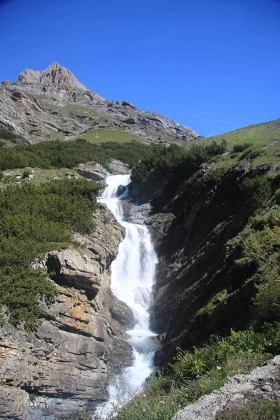 Cascata Sulle Montagne Delle Alpi Alte Rocce Ricoperte Piante Verdi — Foto Stock