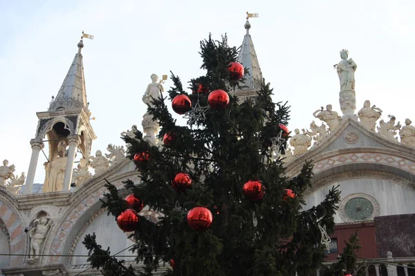 Karácsonyi Fenyőfa Nagy Piros Golyókkal Velencében Olaszországban Jogdíjmentes Stock Fotók