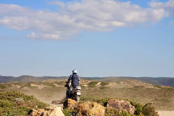 Motobiker Lovaglás Enduro Portugáliában Úton Sagres Köpeny Stock Fotó
