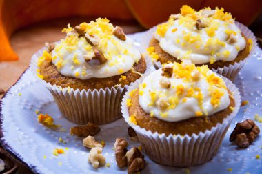 krem ve kabak bir tablo ile kabak cupcakes