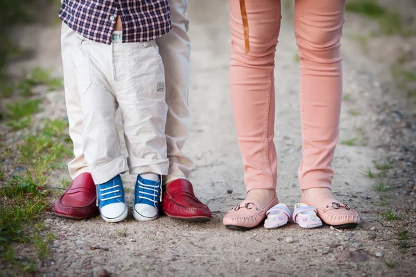 Skor och sneakers föräldrar och storebror och förväntade bab — Stockfoto