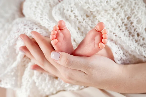 Baby feet in mother hands. Mom and her Child. — Stock Photo, Image