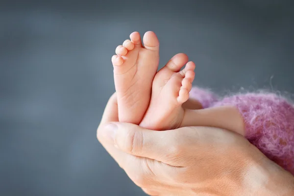 De voeten van de baby in bovenliggende hand. Tiny Pasgeboren Baby's voeten op gevormde han — Stockfoto