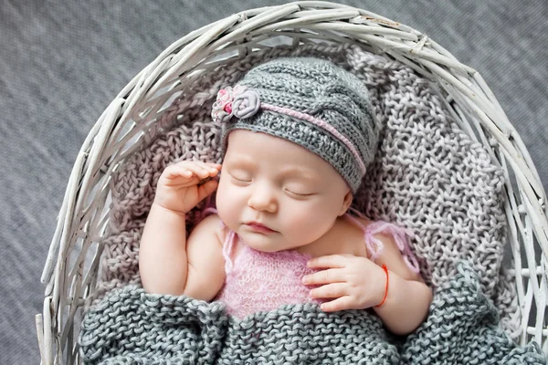 Schöne Kleine Neugeborene Mädchen Monat Schläft Einem Wattierten Korb Trübes — Stockfoto