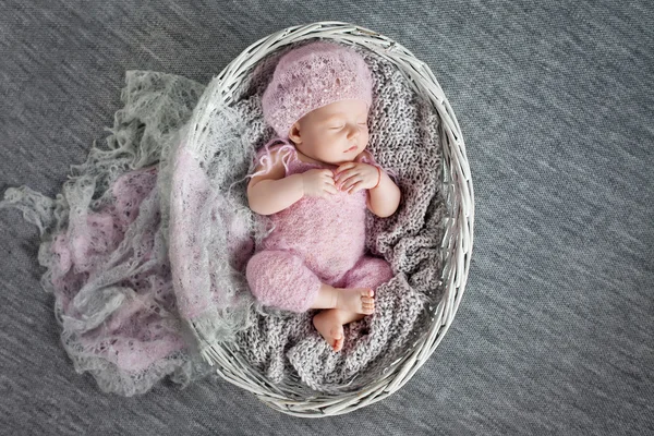 Schöne Kleine Neugeborene Mädchen Monat Schläft Einem Wattierten Korb — Stockfoto