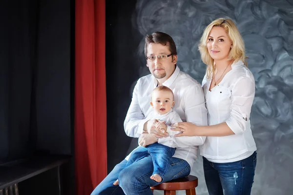 Mamma Pappa Och Baby Son Studio Porträtt Lycklig Familj — Stockfoto