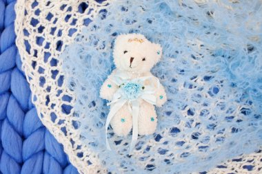 Işık oyuncak ayı oyuncak üzerinde örme şal üzerinde.