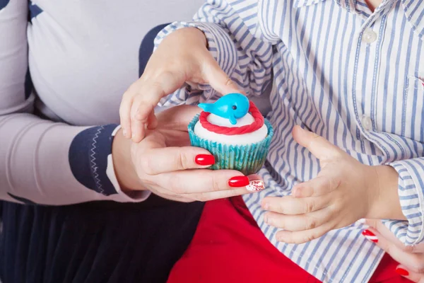 Niño y su madre sosteniendo el pastel de cumpleaños — Foto de Stock