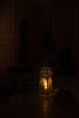 Ajur dekoratif lamba parlar karanlık