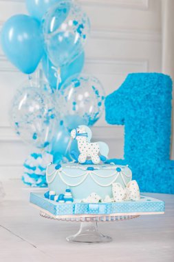 İlk doğum günü pastasının renkli süslemesi