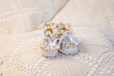 Küçük bebek patik örme Ajur şal üzerinde. B için bekliyor