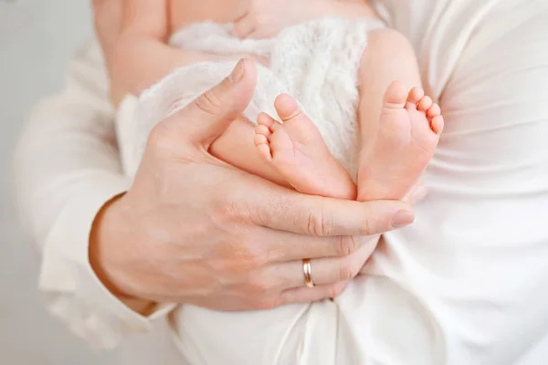 Pieds de bébé entre les mains du père. Petit nouveau-né pieds de bébé sur mâle shap — Photo
