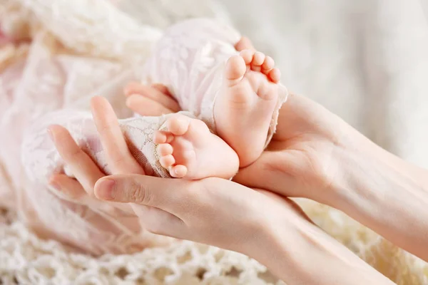 Pies de bebé en manos de madre. Pequeño bebé recién nacido pies en hembra Sh —  Fotos de Stock