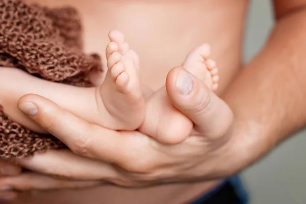 Pés de bebé nas mãos do pai. Pequenos pés de bebê recém-nascido em shap macho — Fotografia de Stock