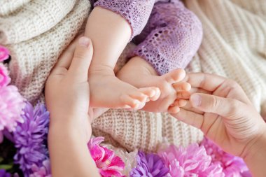 Yeni doğmuş bebek ayaklarının resmini kapat