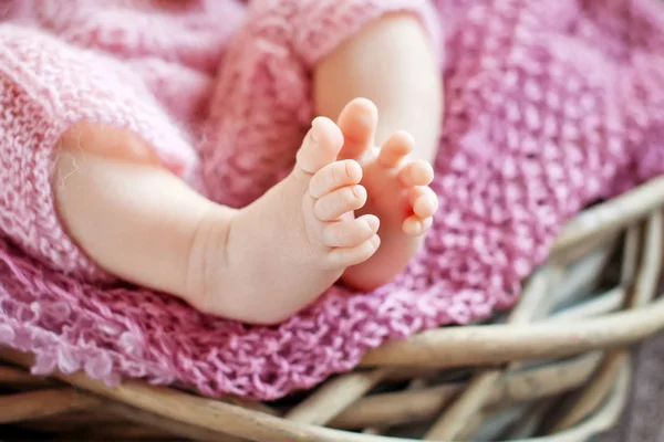 Крупный план ног новорожденного — стоковое фото