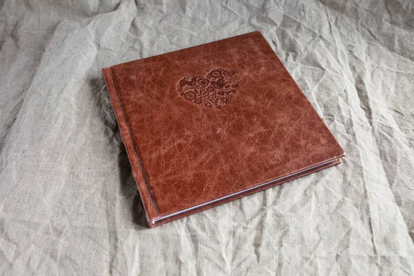 Libro de fotos con una cubierta de cuero genuino. Color marrón con dism —  Fotos de Stock