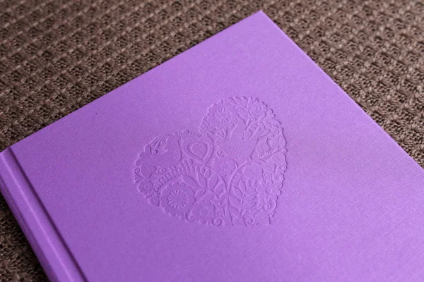 Livre photo avec couverture textile. Couleur violette avec sta décoratif — Photo