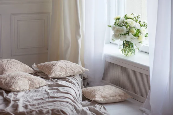 Travesseiro leve no sofá decoração de interiores no quarto de cama — Fotografia de Stock