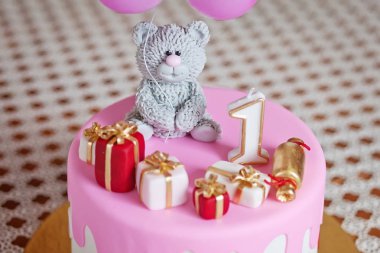 İlk yıl doğum günü pastası, Ayrıntılar, renkli dekorasyon