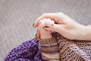 Yeni doğan çocukların anne el içinde el. Anne ve çocuk. Mutlu