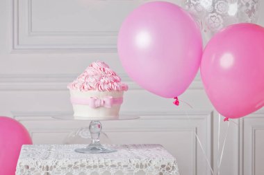 Festival kek ve balon. Beyaz ve pembe renk