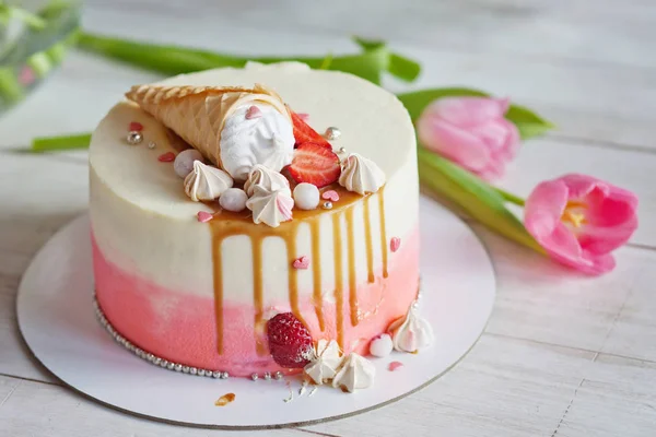 Torta festiva su un tavolo di legno bianco. Colori rosa e bianco. Bi — Foto Stock