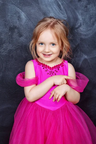 Πορτρέτο του όμορφο κοριτσάκι σε ένα όμορφο φόρεμα — Φωτογραφία Αρχείου