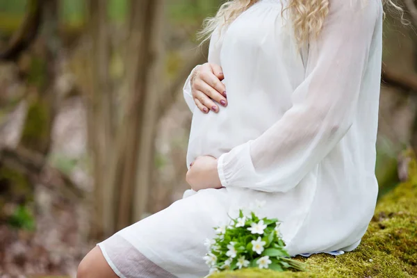 Imagen de cerca de una mujer embarazada tocándose el vientre con las manos — Foto de Stock